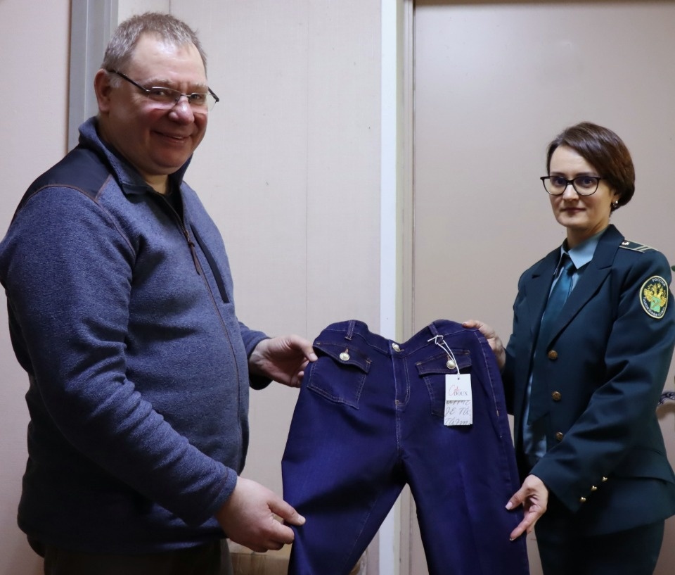 Восемьдесят пять пар женских брюк получили воспитанницы Бобровского дома-интерната Псковской области