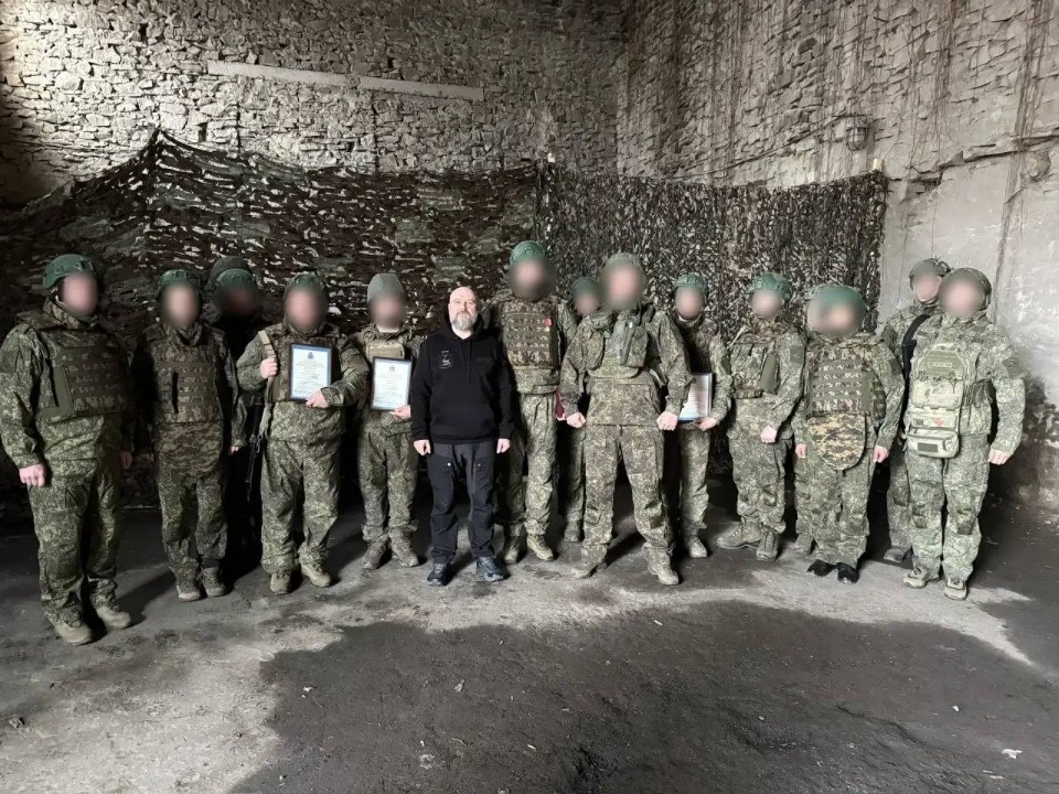 Находящимся в зоне СВО псковским бойцам вручили региональные награды Находящимся в зоне СВО псковским бойцам вручили региональные награды