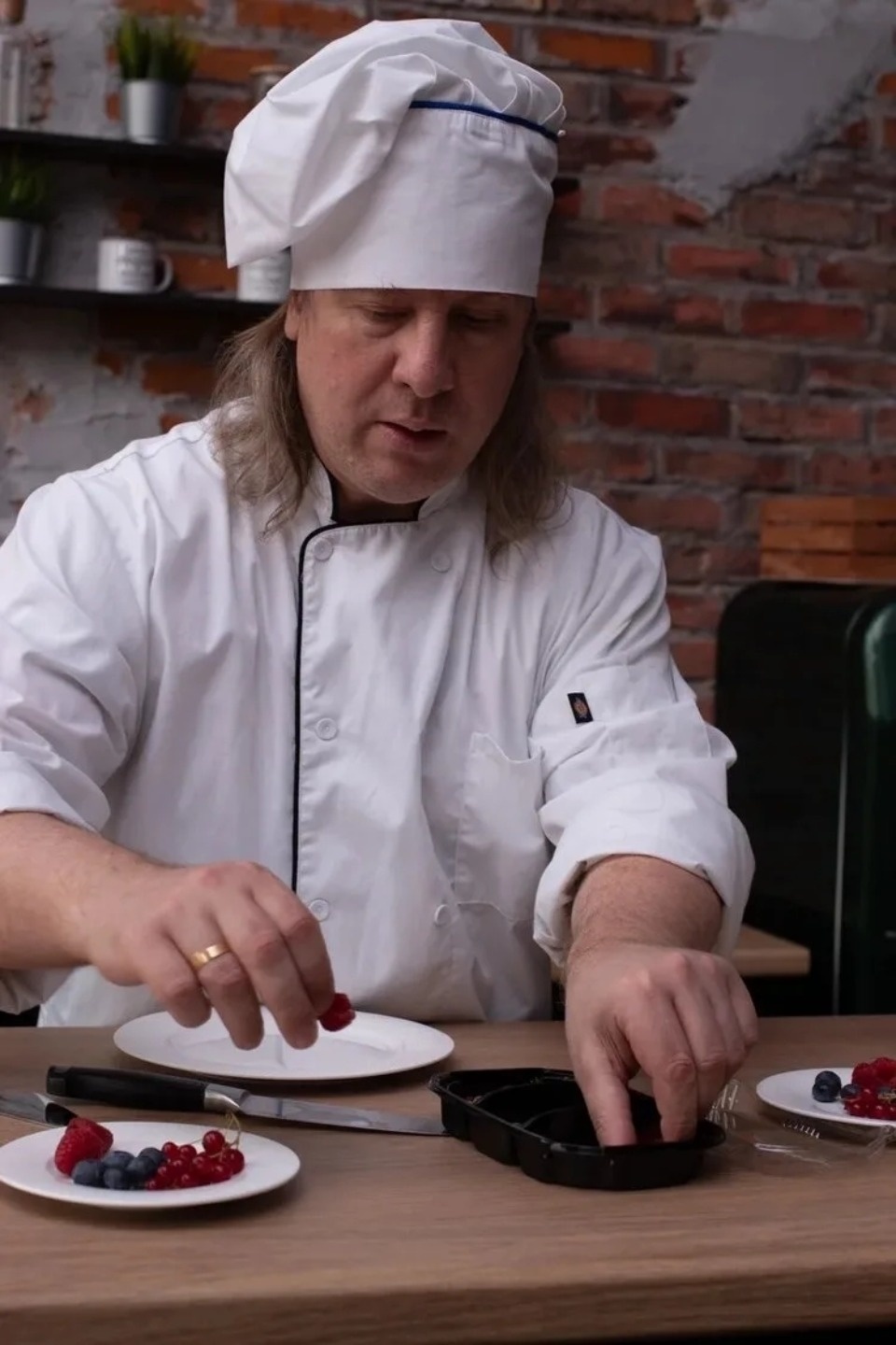 Житель псковской глубинки принял участие в съемках шоу «Битва шефов» на «Пятнице!» Житель псковской глубинки принял участие в съемках шоу «Битва шефов» на «Пятнице!»