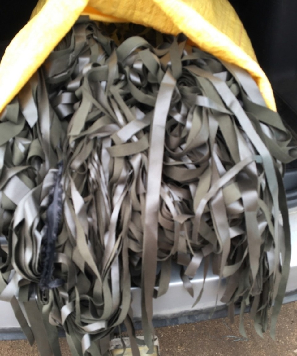 Ленты для маскировочных сетей передали идрицким волонтерам из Белоруссии Ленты для маскировочных сетей передали идрицким волонтерам из Белоруссии