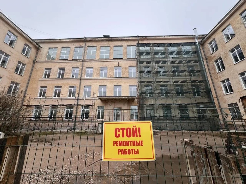 Строительные леса появились на фасаде школы №2 в Пскове Строительные леса появились на фасаде школы №2 в Пскове