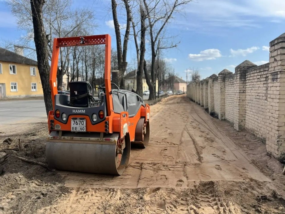 Тротуары ремонтируют на улице Леона Поземского в Пскове