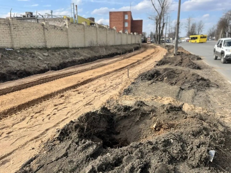 Тротуары ремонтируют на улице Леона Поземского в Пскове