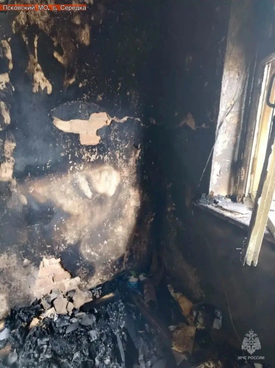 77-летняя женщина погибла на пожаре в квартире в Псковском районе
