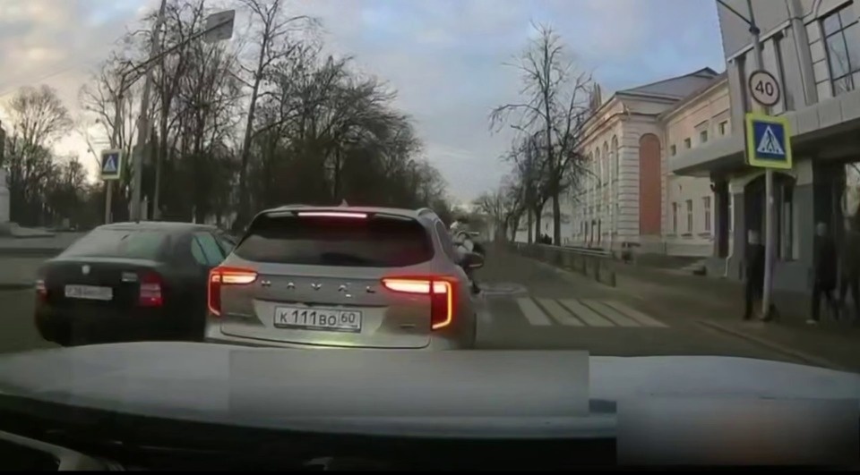 Штраф в девять тысяч рублей заплатит водитель, не пропустивший пешеходов в Пскове