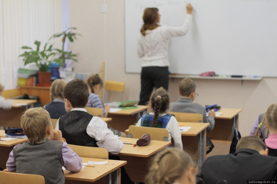 Шесть педагогов трудоустроят в Псковской области по программе «Земский учитель» в 2026 году