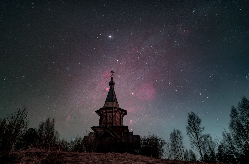 Астрофотограф запечатлел звездное небо над деревянной церковью в Псковском районе