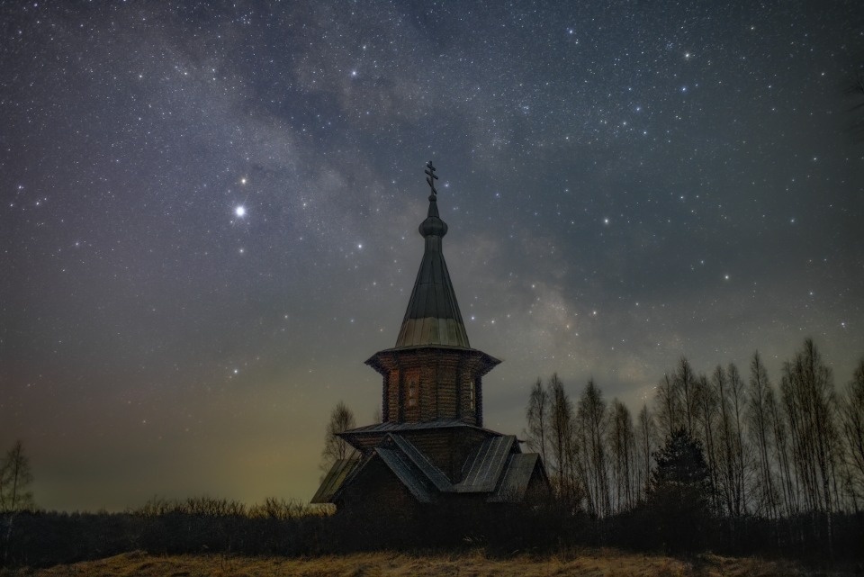 Астрофотограф запечатлел звездное небо над деревянной церковью в Псковском районе