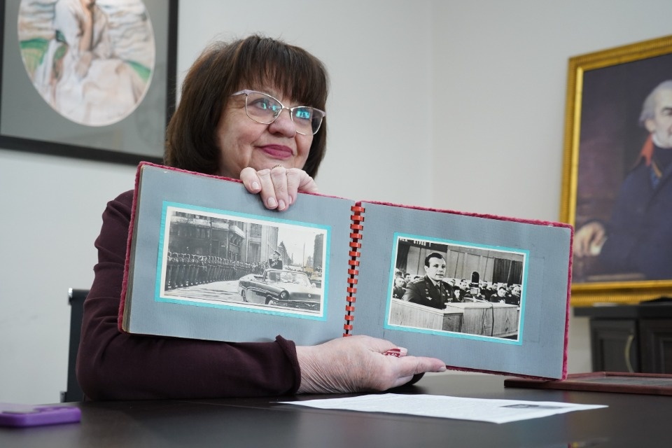 Военнослужащие передали в фонды Псковского музея фото и документы комдива Кирсанова