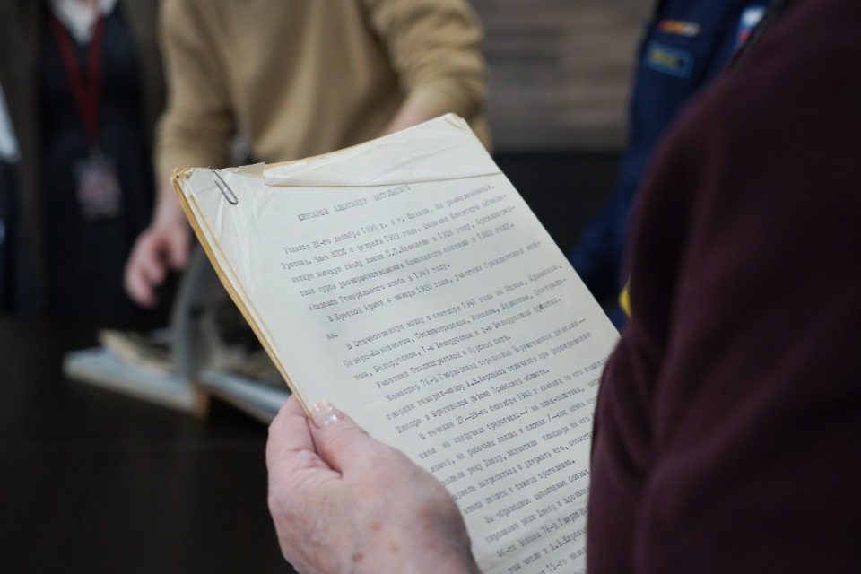 Военнослужащие передали в фонды Псковского музея фото и документы комдива Кирсанова