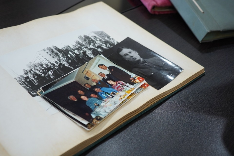 Военнослужащие передали в фонды Псковского музея фото и документы комдива Кирсанова