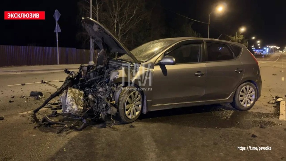 В Пустошке произошло лобовое столкновение автомобилей В Пустошке произошло лобовое столкновение автомобилей