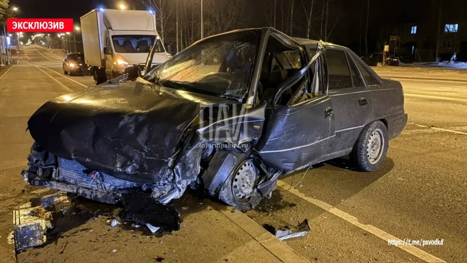 В Пустошке произошло лобовое столкновение автомобилей В Пустошке произошло лобовое столкновение автомобилей