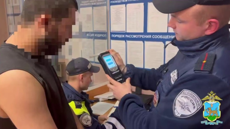 В Пскове задержали пьяного водителя, сбившего сотрудника ППСП В Пскове задержали пьяного водителя, сбившего сотрудника ППСП