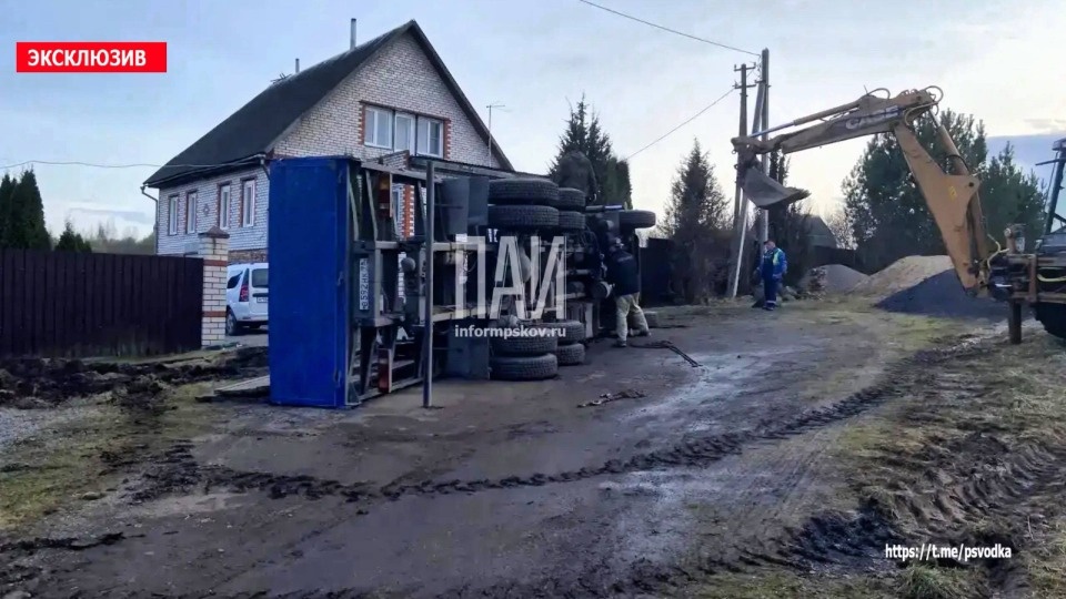 Манипулятор опрокинулся на мужчину в Великолукском районе