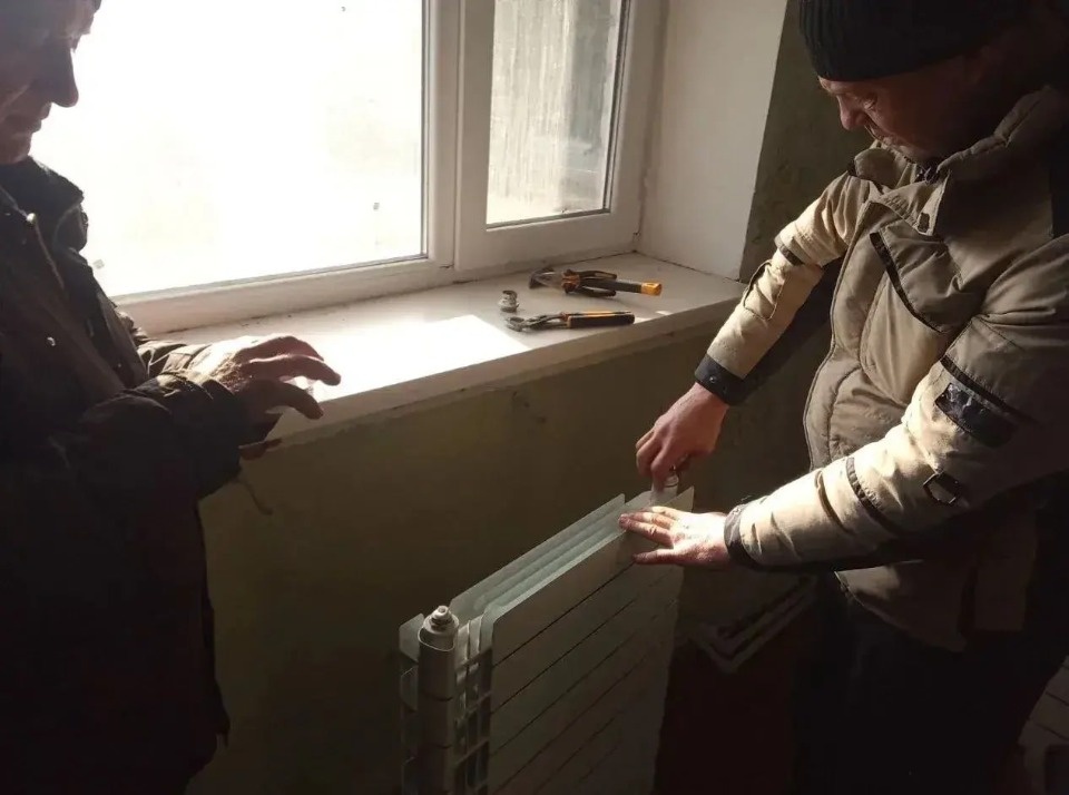 Псковская бригада завершает работы по обновлению системы отопления в здании архива в херсонском поселке 