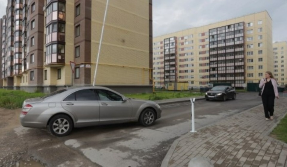 Псковский суд обязал управляющую компанию снести незаконный шлагбаум в Борисовичах