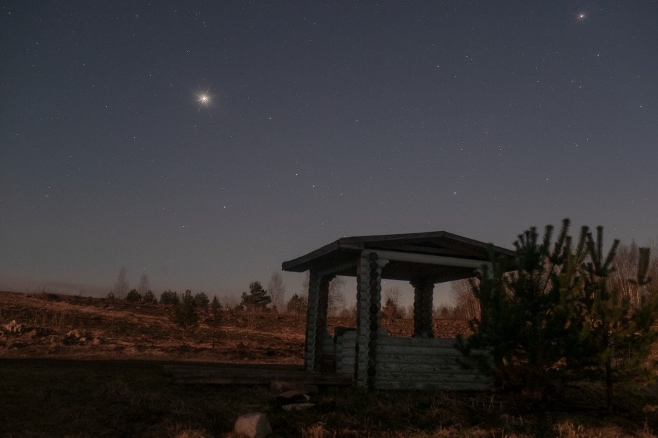 Астрофотограф запечатлел полярное сияние над озером в Печорском районе