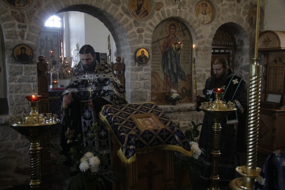 Начало пути на Голгофу: Что происходит в храме и дома в Великий понедельник