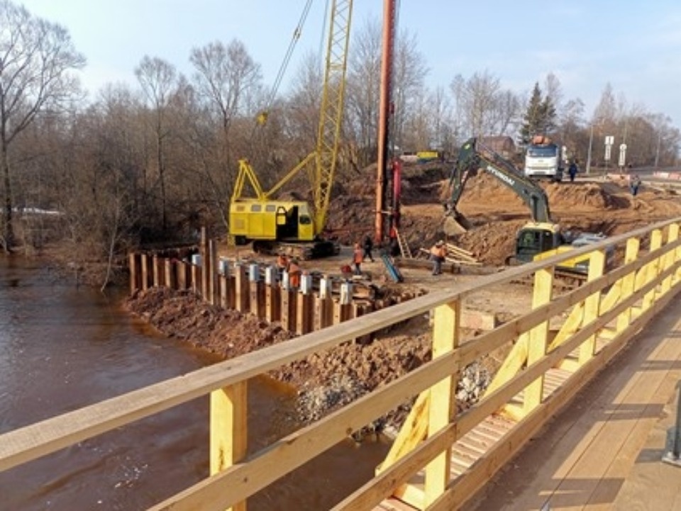 В Псковской области капитально ремонтируют мост через реку Вскувицу