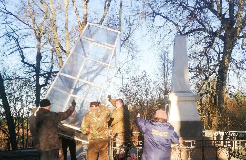 С памятника на могиле Пушкина в Пушкинских Горах сняли защитный футляр