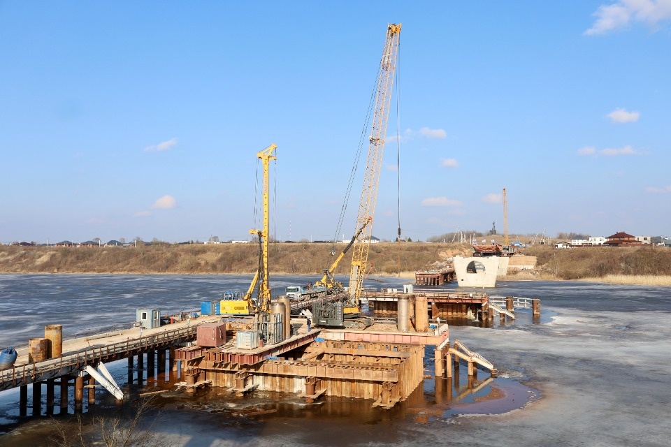 Возведение опор моста через реку Великую на Северном обходе продолжается в Псковском районе