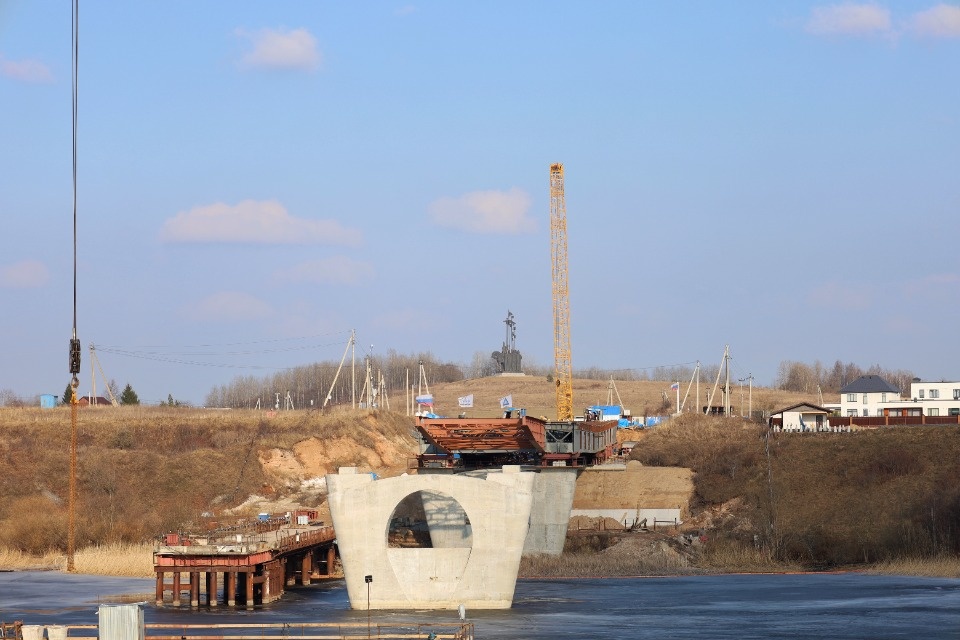 Возведение опор моста через реку Великую на Северном обходе продолжается в Псковском районе
