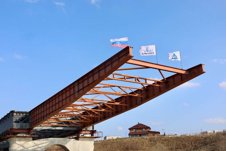 Возведение опор моста через реку Великую на Северном обходе продолжается в Псковском районе