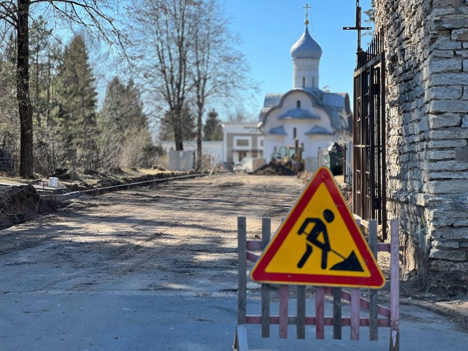 Въезда на кладбище Орлецы-1 ремонтируют в Пскове 