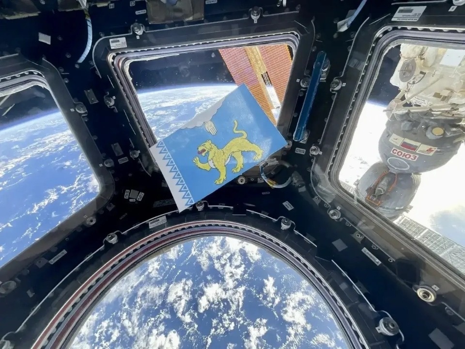 Флаг Псковской области находится на борту Международной космической станции Флаг Псковской области находится на борту Международной космической станции