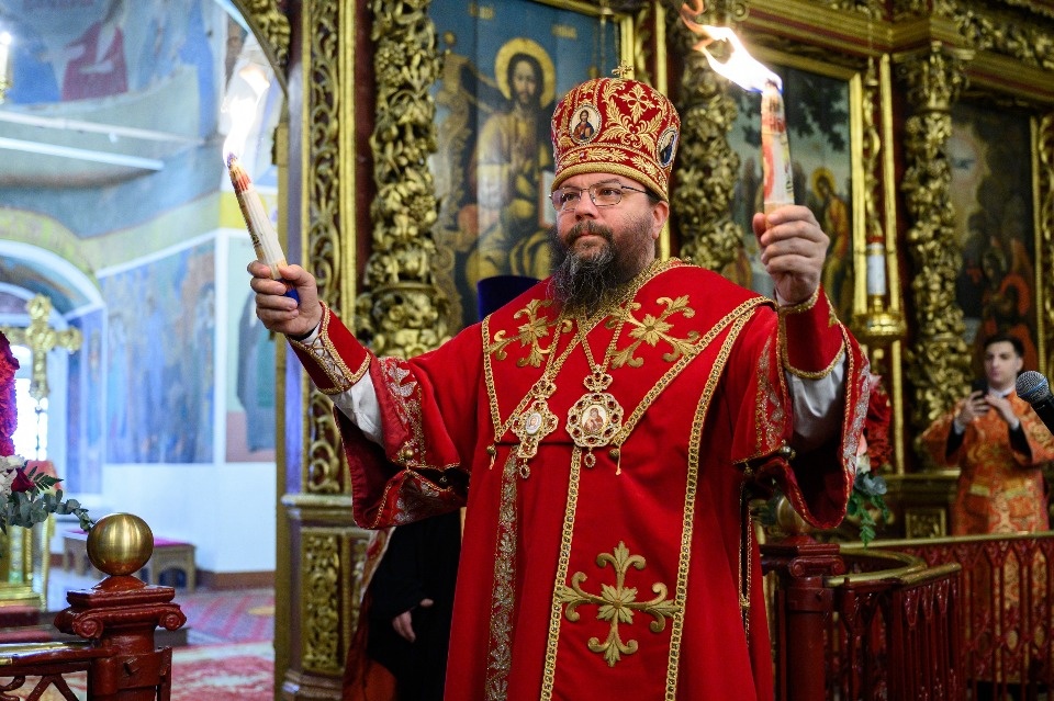 Состоялось принесение Благодатного огня в Псковскую епархию