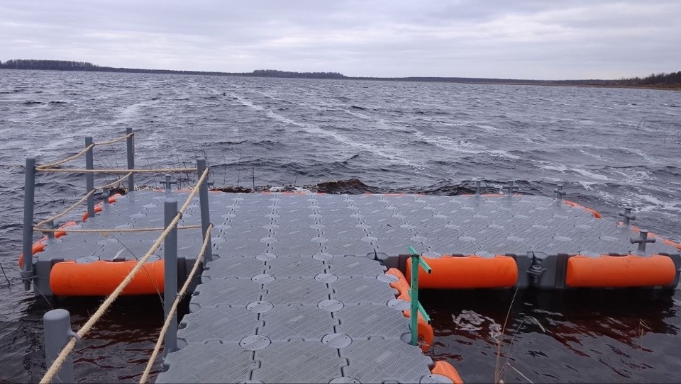 Понтонный пирс установили на озере Цевло в деревне Бежаницкого района