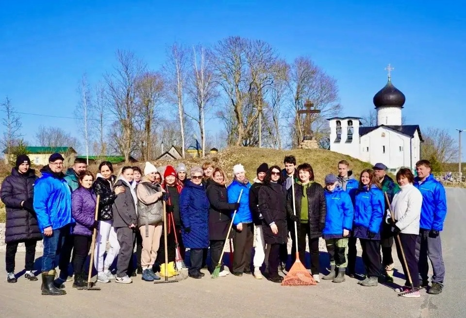 Сотрудники завода «Титан-Полимер» приняли участие в благоустройстве территории погоста Выбуты Сотрудники завода «Титан-Полимер» приняли участие в благоустройстве территории погоста Выбуты