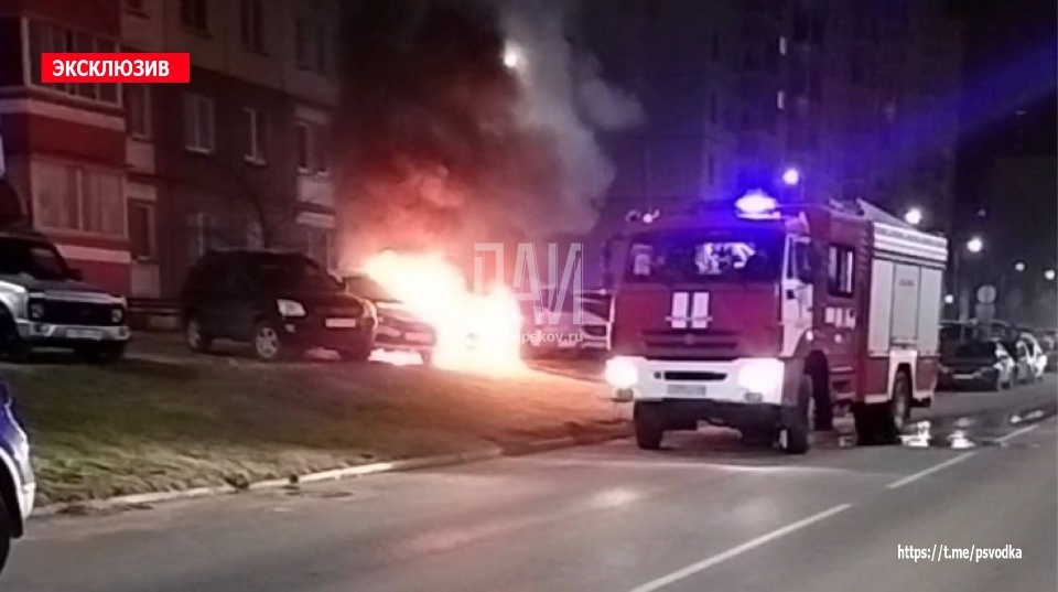 Автомобиль горел на парковке в Пскове 14 апреля