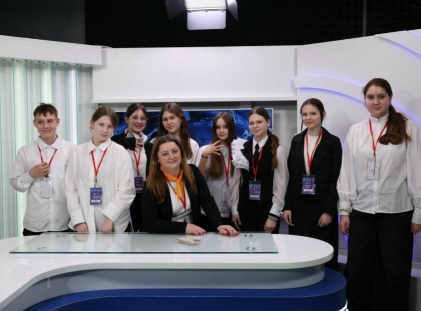 Участники Детского медиафорума увидели изнутри, как работает госмедиахолдинг Псковской области