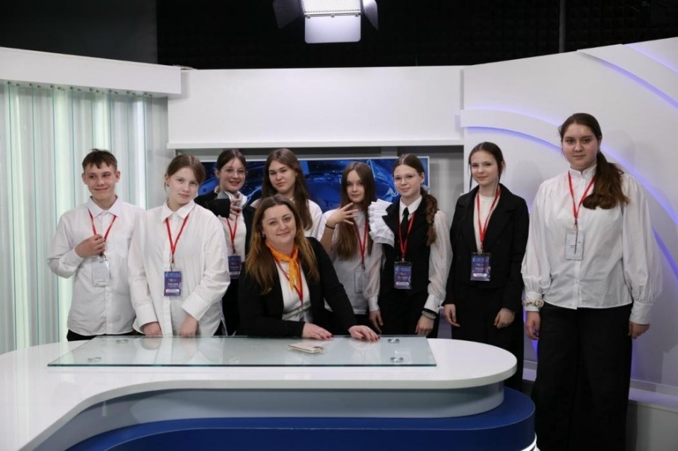 Участники Детского медиафорума увидели изнутри, как работает госмедиахолдинг Псковской области