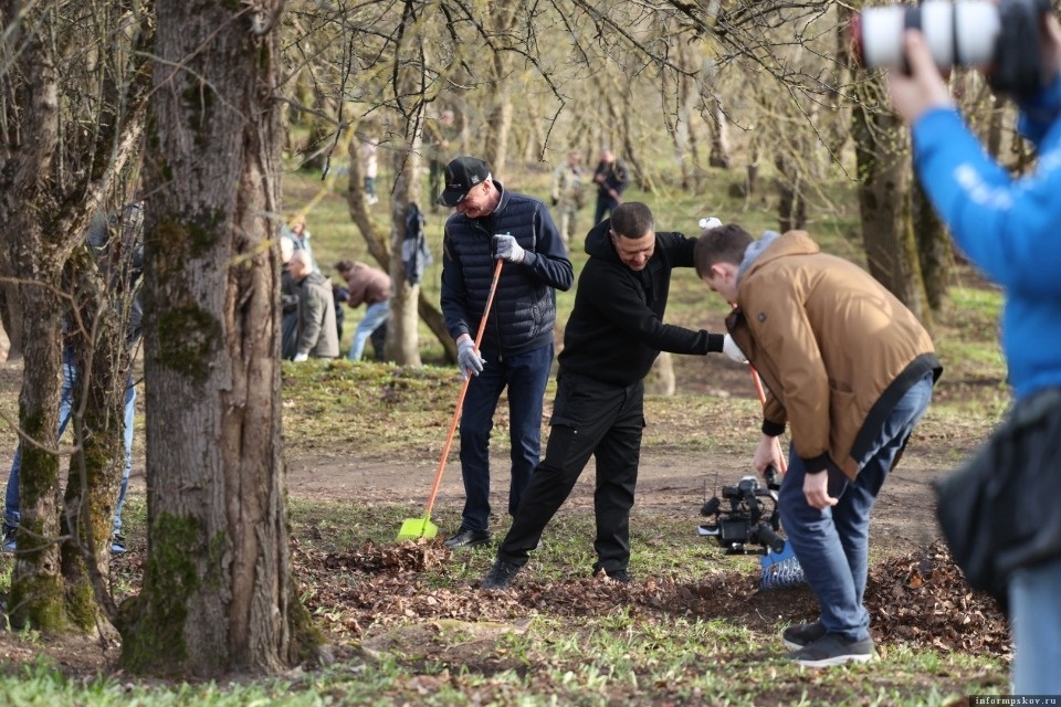 Массовый субботник прошёл в Пскове