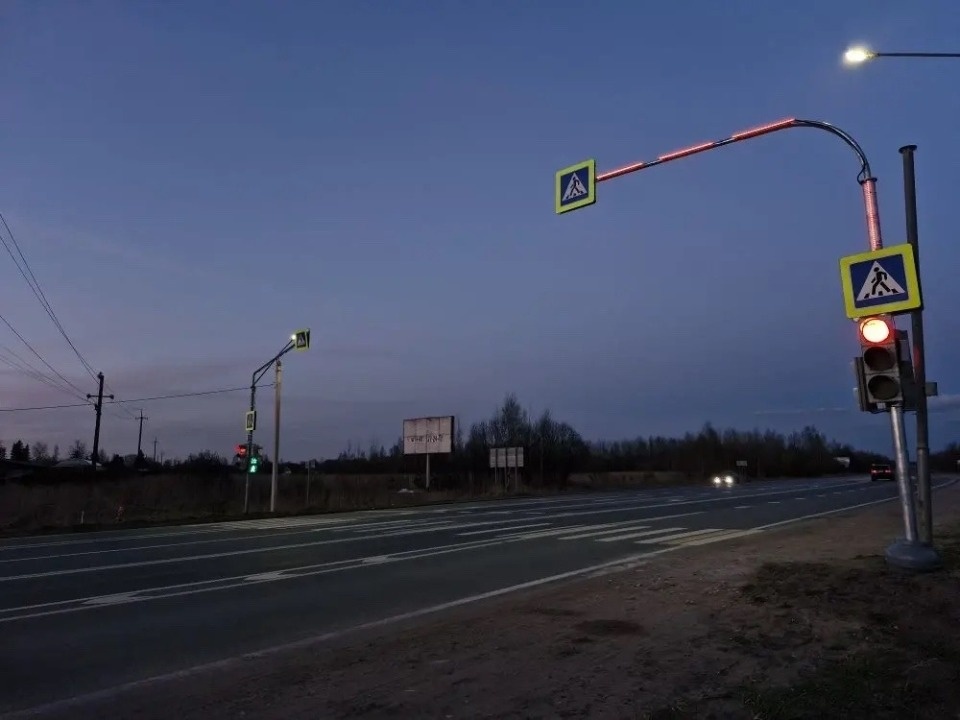 Повторители сигналов светофора установили на перекрестке дорог у Северного обхода Пскова
