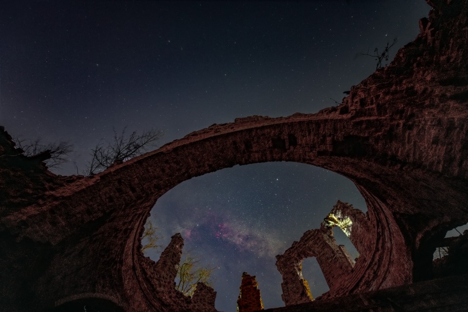 Астрофотограф запечатлел Млечный Путь внутри купола старой церкви в Стругокрасненском районе