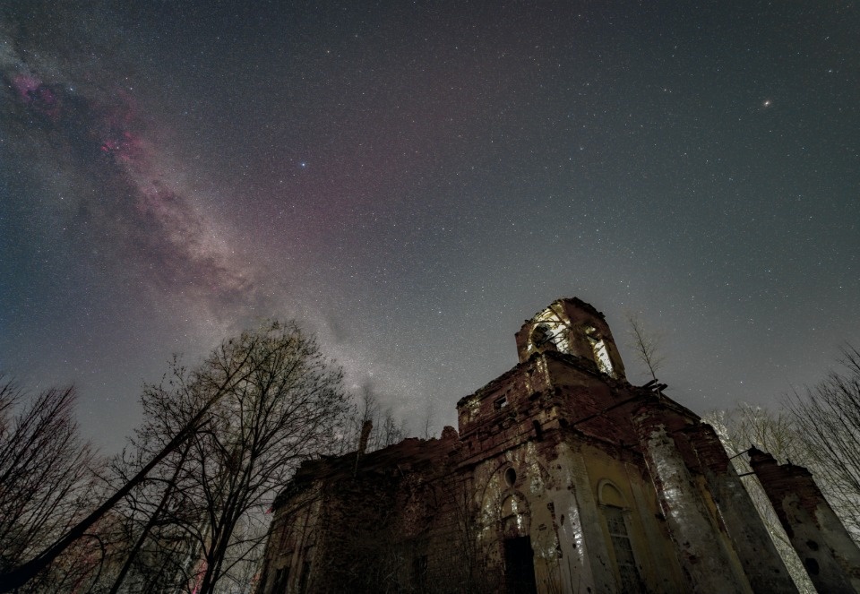 Астрофотограф запечатлел Млечный Путь внутри купола старой церкви в Стругокрасненском районе