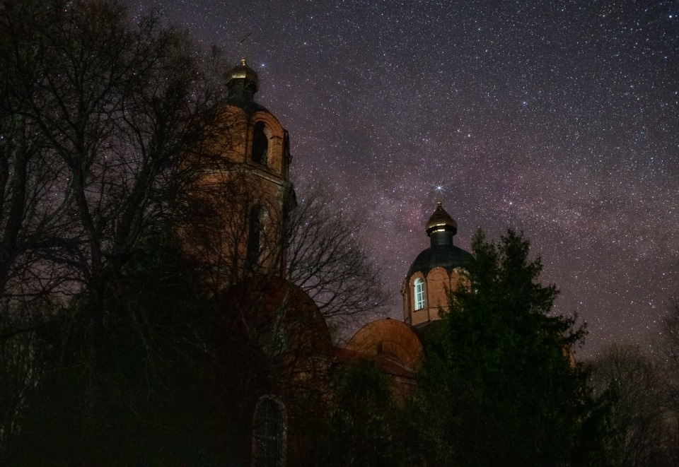 Млечный Путь над храмом в Пыталовском районе запечатлел астрофотограф