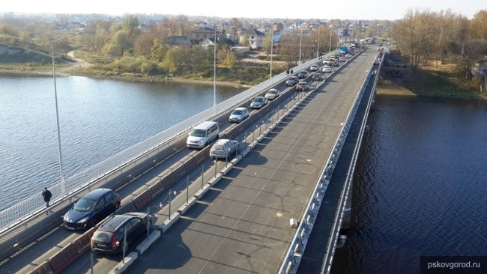 На мосту имени 50-летия Октября в Пскове вновь заменят дорожное покрытие