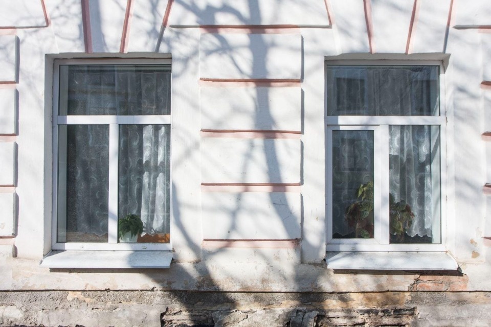 Не оставлять детей без присмотра около открытых окон призвали псковичей