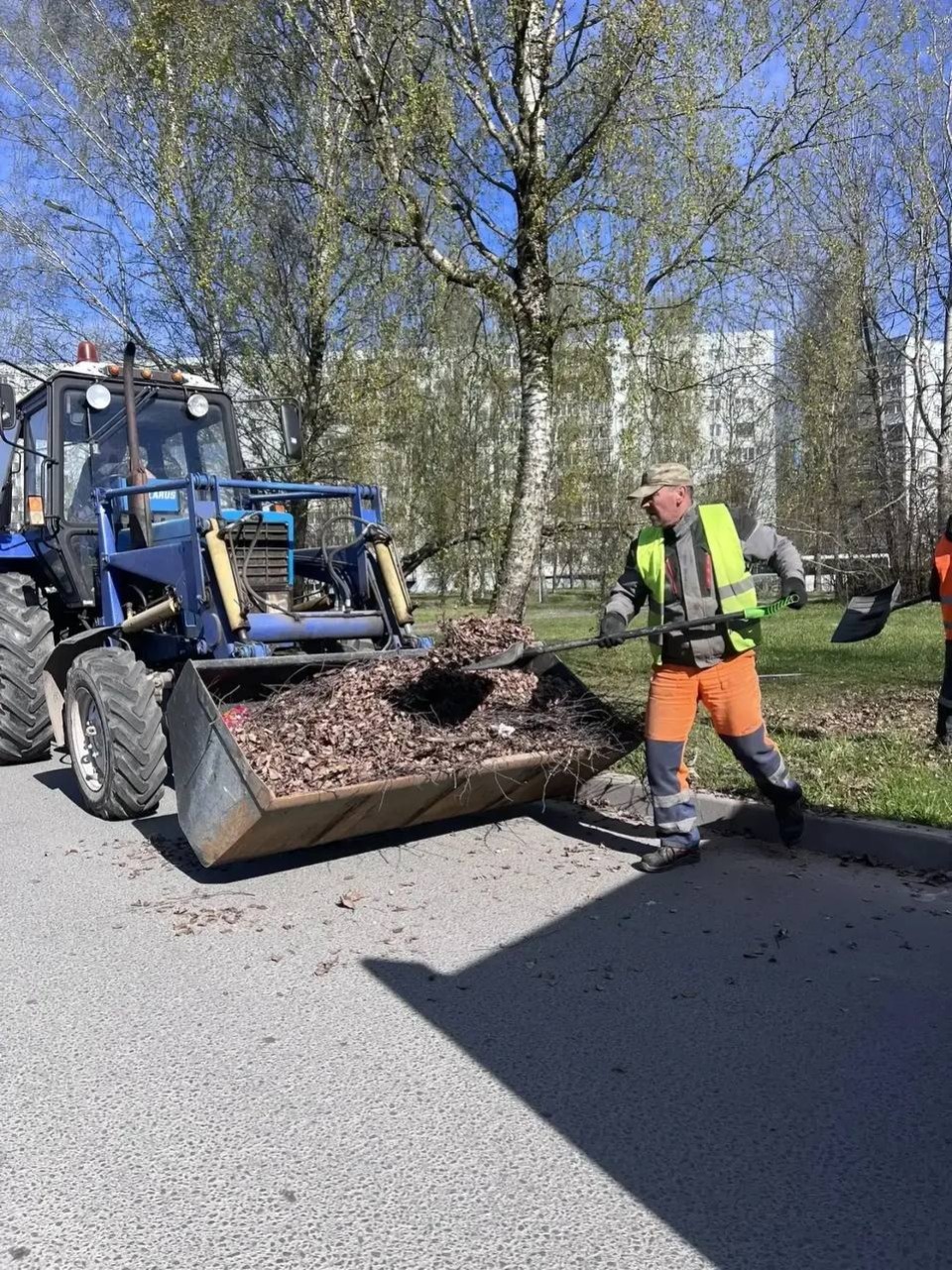 Весенняя уборка продолжается в Пскове