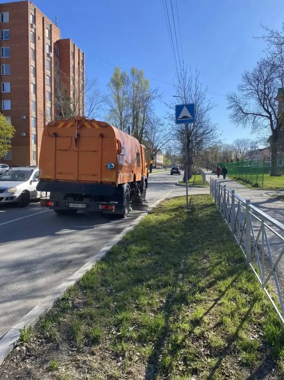 Весенняя уборка продолжается в Пскове