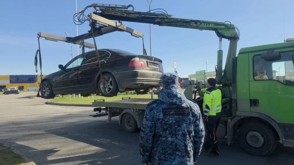 Должники на автомобилях лишились их прямо во время рейда приставов в Пскове