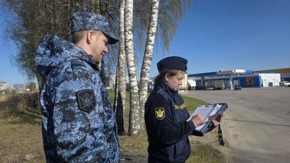 Должники на автомобилях лишились их прямо во время рейда приставов в Пскове