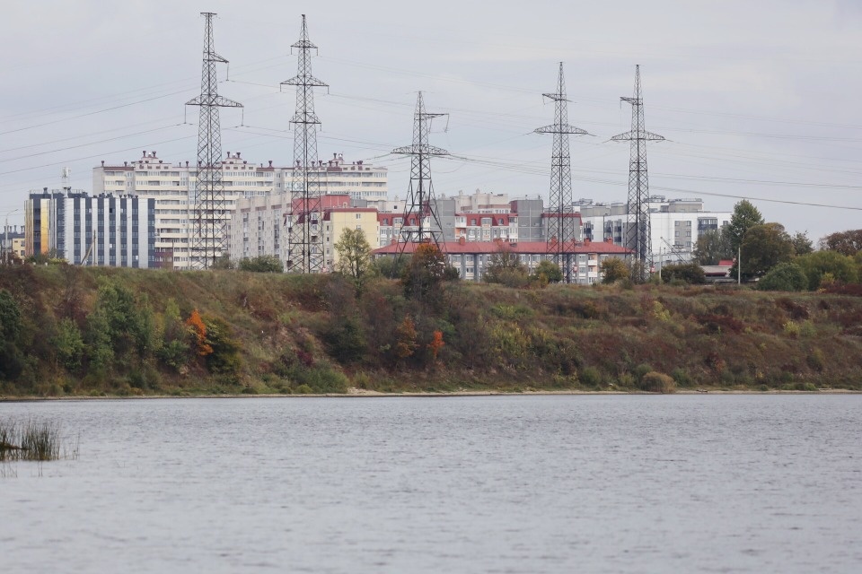 Электроснабжение 169 населенных пунктов в Псковской области уже восстановили энергетики