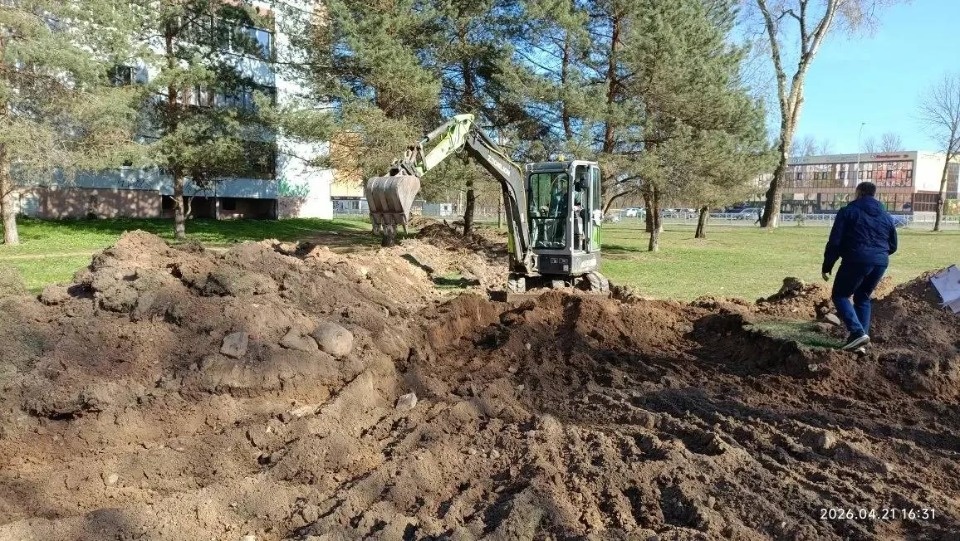 Территорию на Индустриальной, 2 приводят в порядок в Пскове