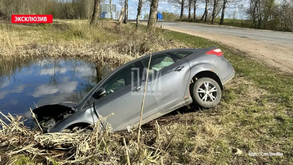 Один человек пострадал в результате столкновения трех автомобилей в Великолукском районе